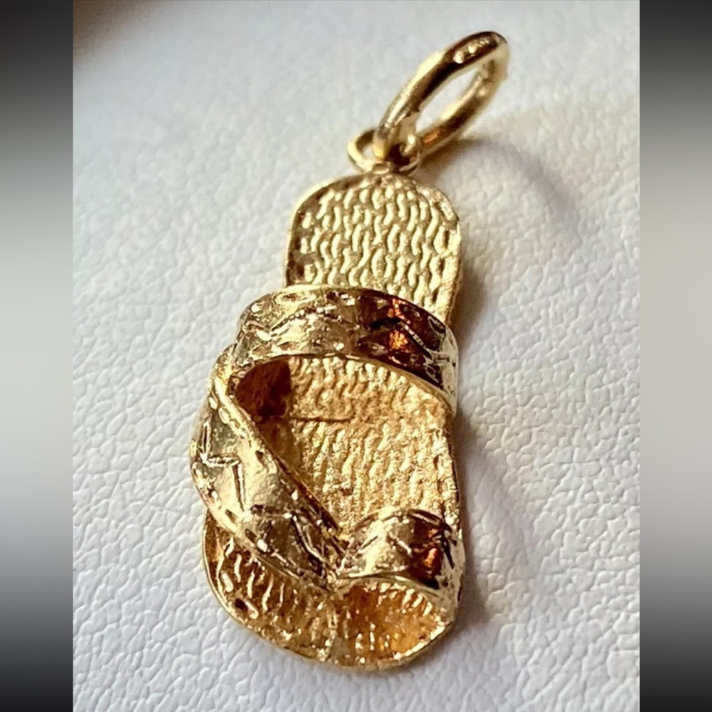 18k Gold Flip Flop Summer Sandal Charm Pendant - Hallmarked 750 (Unoaerre) - Picture 2 of 13